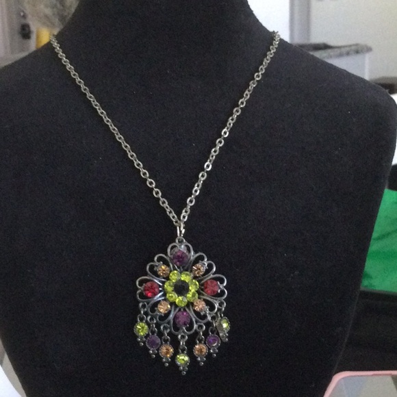 no name Jewelry - Red and Green Chandelier Necklace with Ornate Pendant
